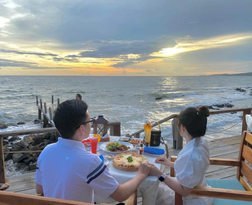 There are several cafes along the beach where you can relax and enjoy the stunning sunset views 